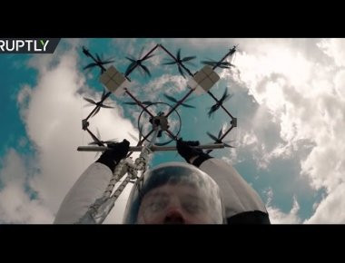 Eγινε κι αυτό! Αλεξιπτωτιστής πραγματοποιεί άλμα από drone! (βίντεο)